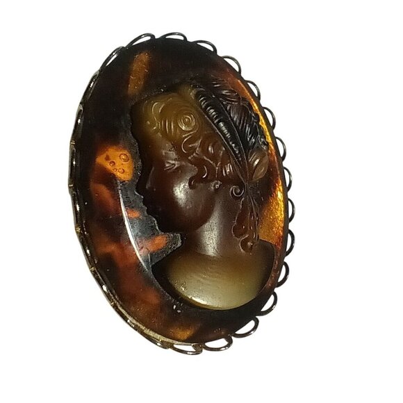 Vintage Cameo Brooch With Scalloped Edge Design & Silhouette Relief - Picture 1 of 5